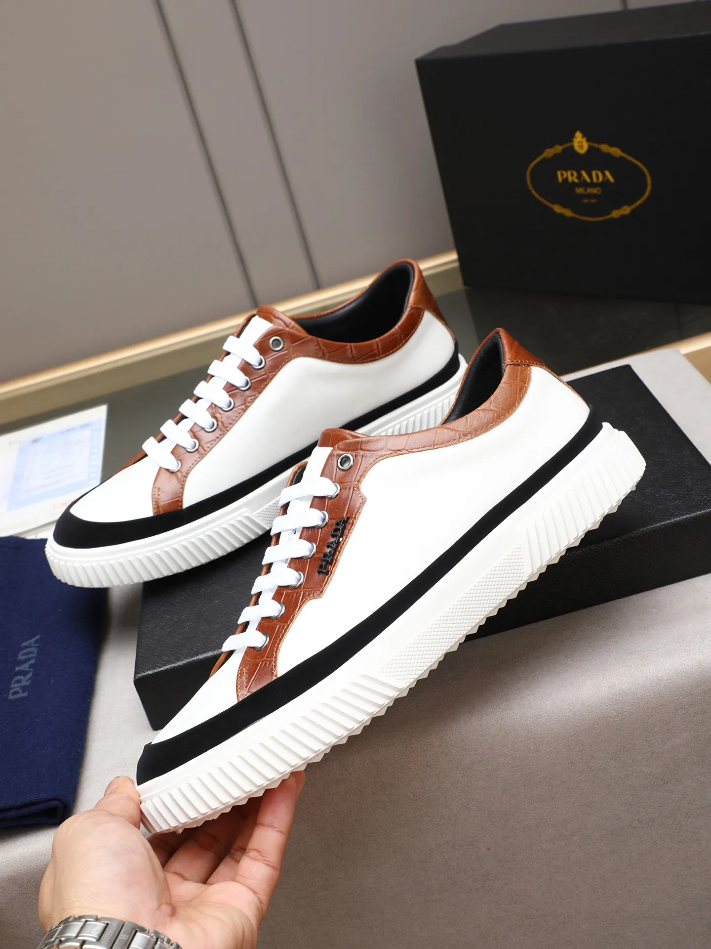 Men's shoes💰420💰 Brand: PRADA (Prada) Standard code: Men's code 38–44 (45 can be customized) Material: Original cowhide, breathable sheep lining Special outsole Style category: Men's fashionable casual sneakers Low-key luxury! Color: actual picture color